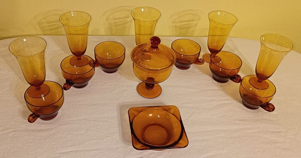 Zestaw z brązowego szkła PRL retro filiżanki, kieliszki, misa