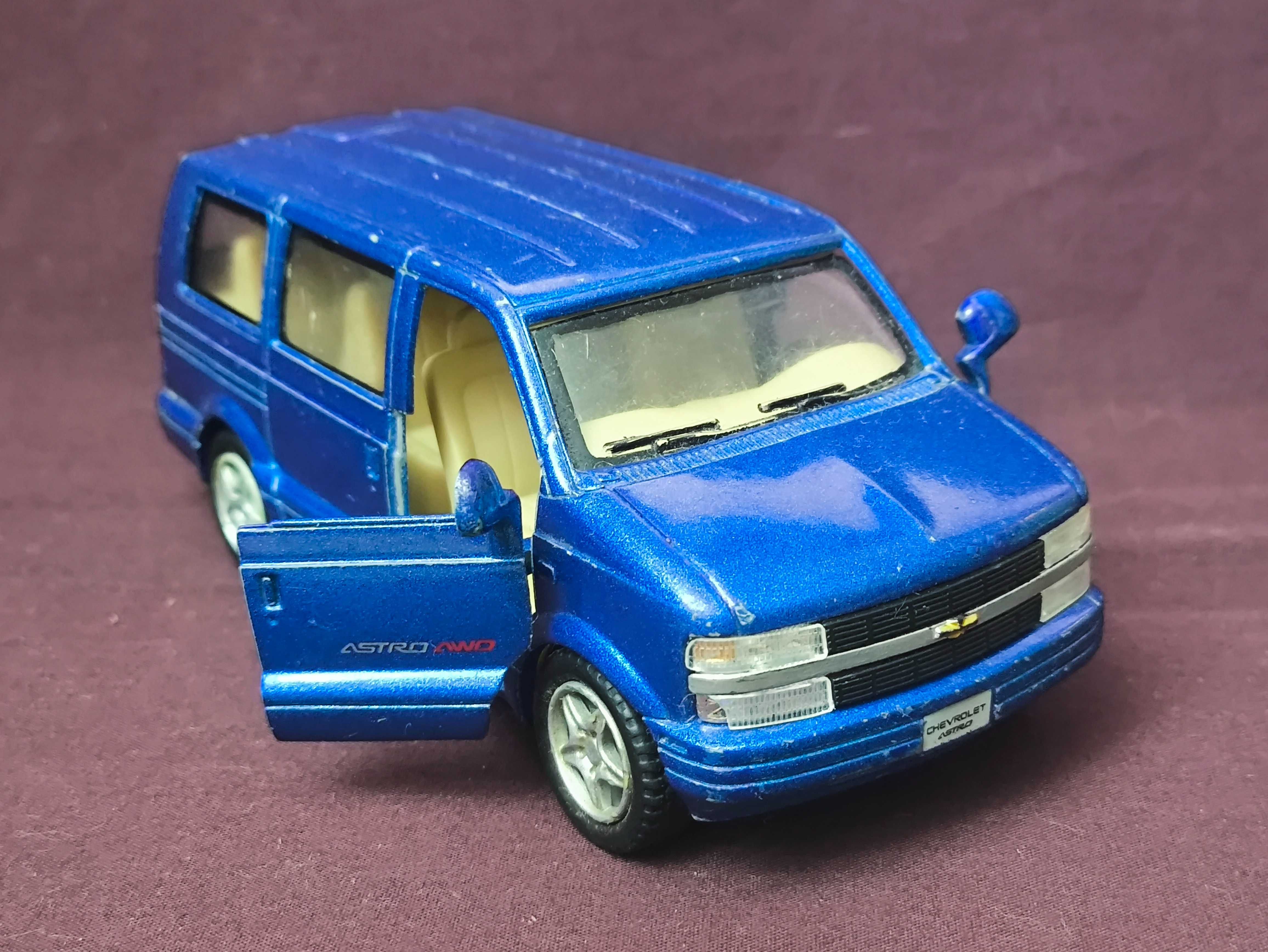 Машинка инерционная Astro Van 2001 1:38 Kinsmart Синяя