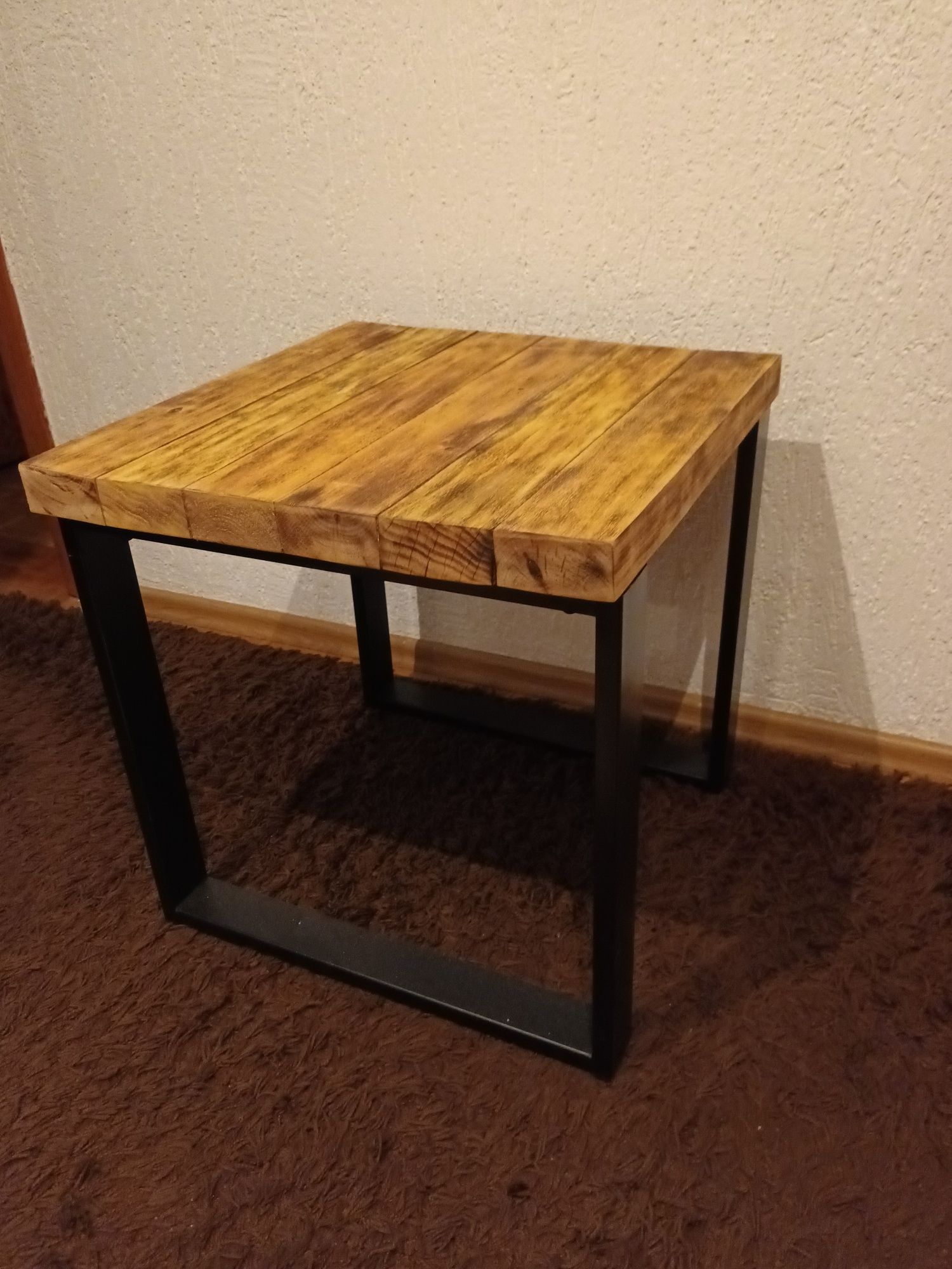 Mały stolik kawowy z drewna.