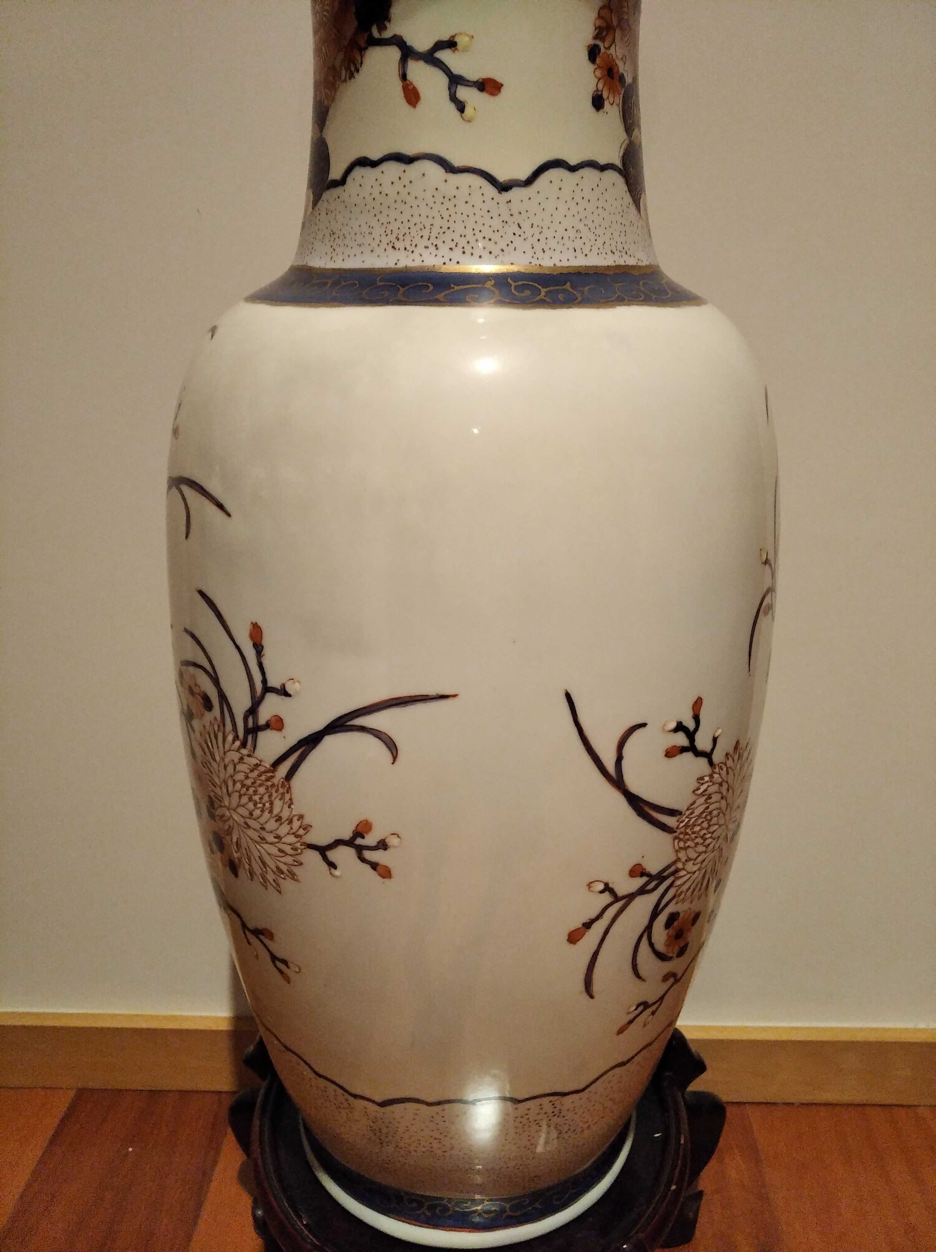 Jarrão de porcelana oriental com base em madeira