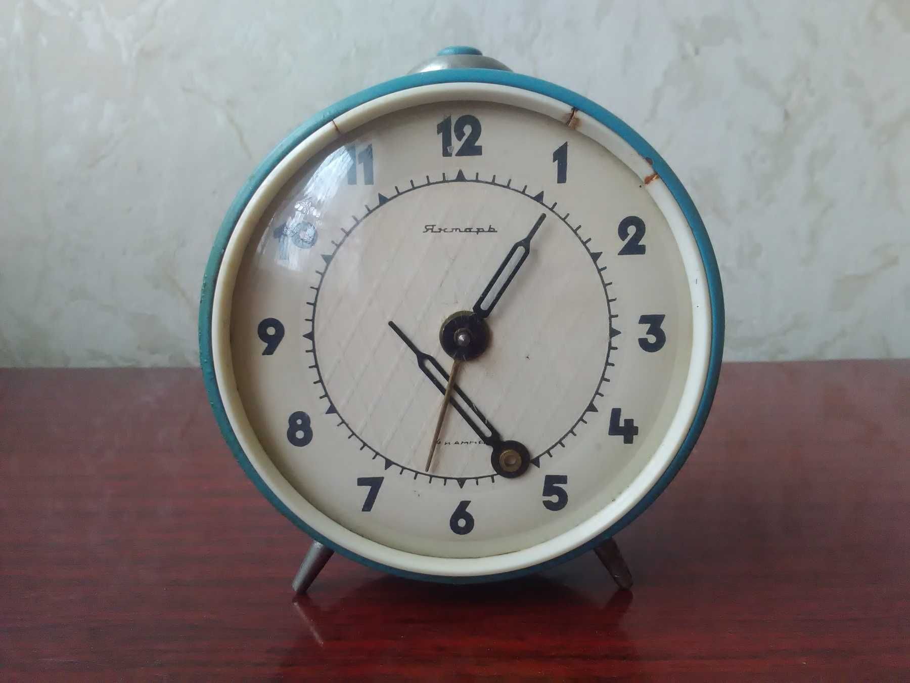 Часы - будильник "Янтарь" (ремонт).