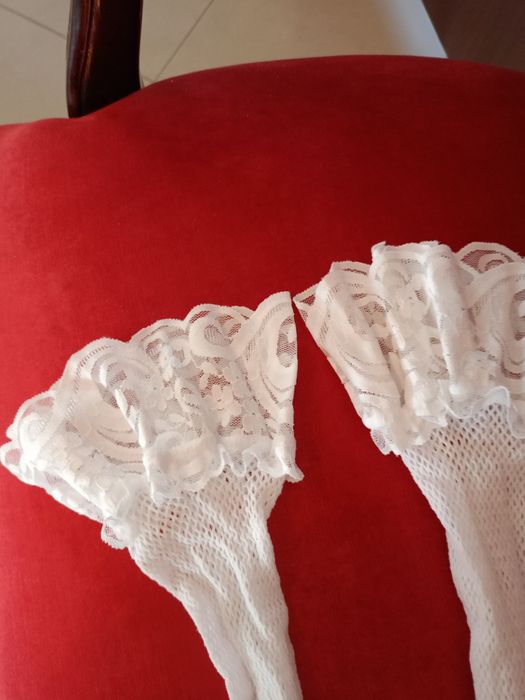 Piękne białe ślubne pończochy.