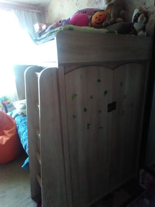 Кровать-горка со встроенным шкафом