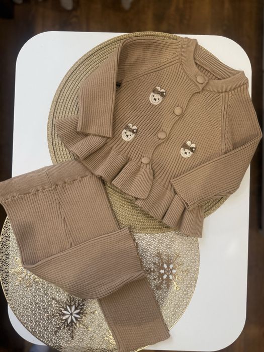 Вязаний костюм для дівчинки