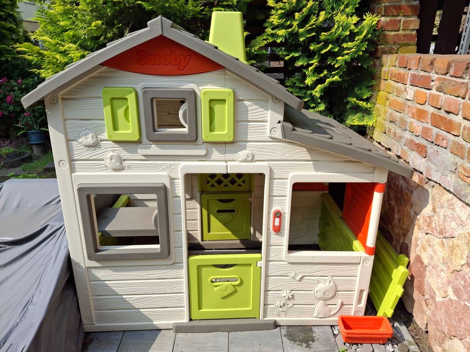 Domek Ogrodowy Neo Friends z ogródkiem i stolikiem