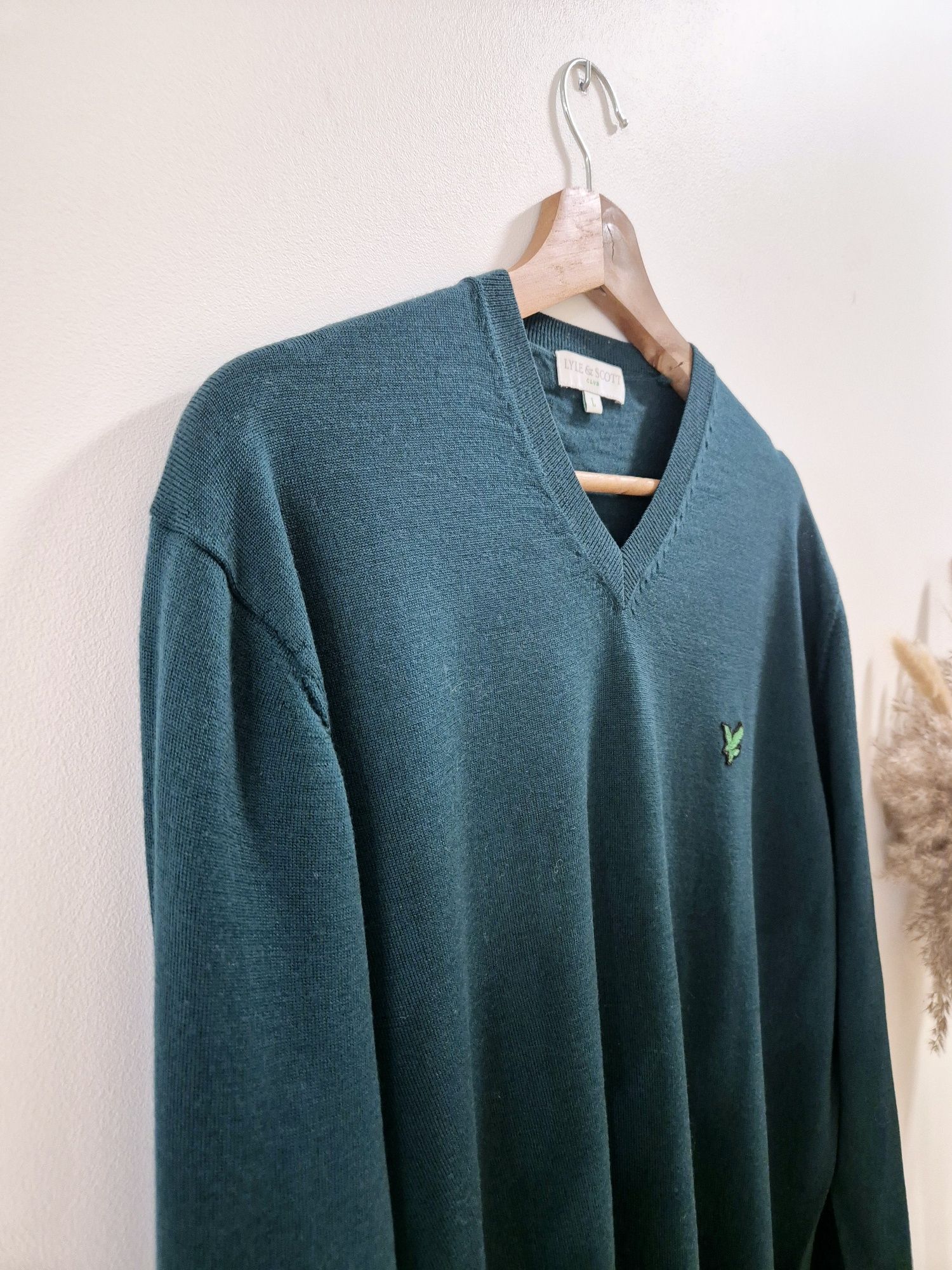 Sweter 100% merino butelkowa zieleń Lyle&Scott L dekolt V