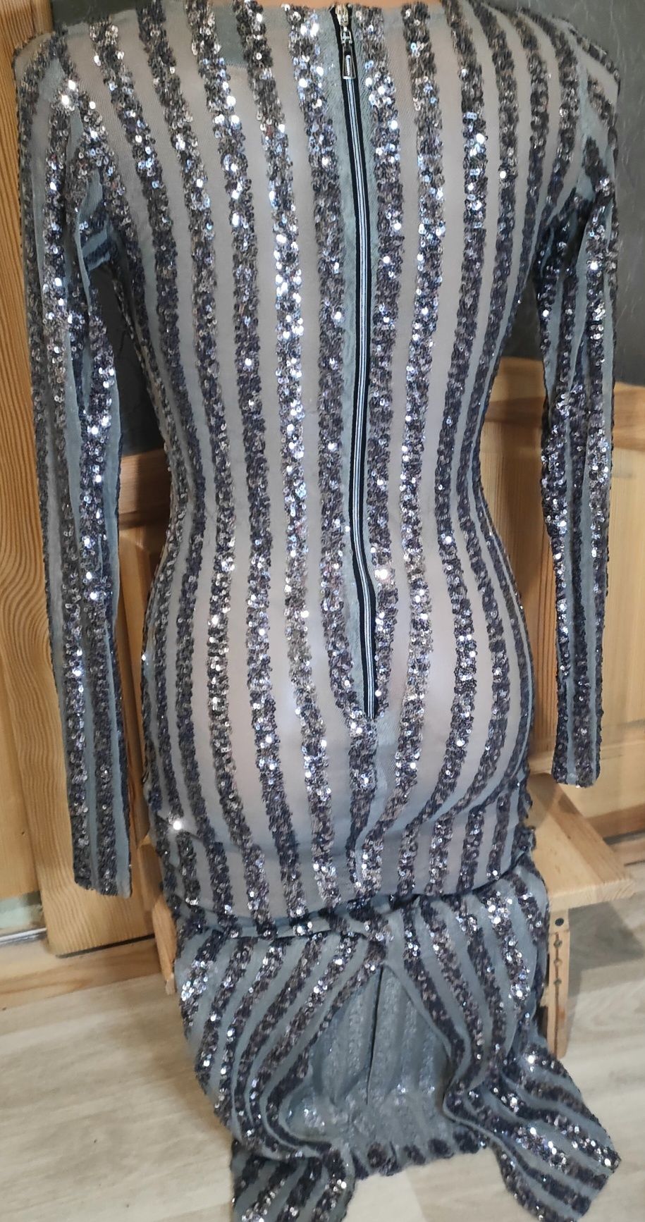 Красивое вечернее платье с паетками полупрозрачными полосами серебро