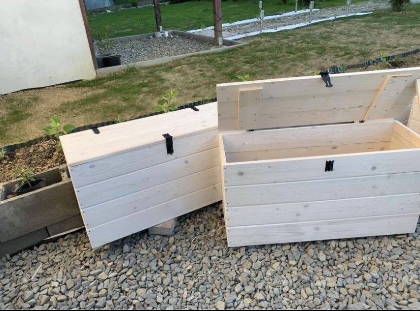 Drewniane skrzynie na taras/balkon – solidne i pojemne