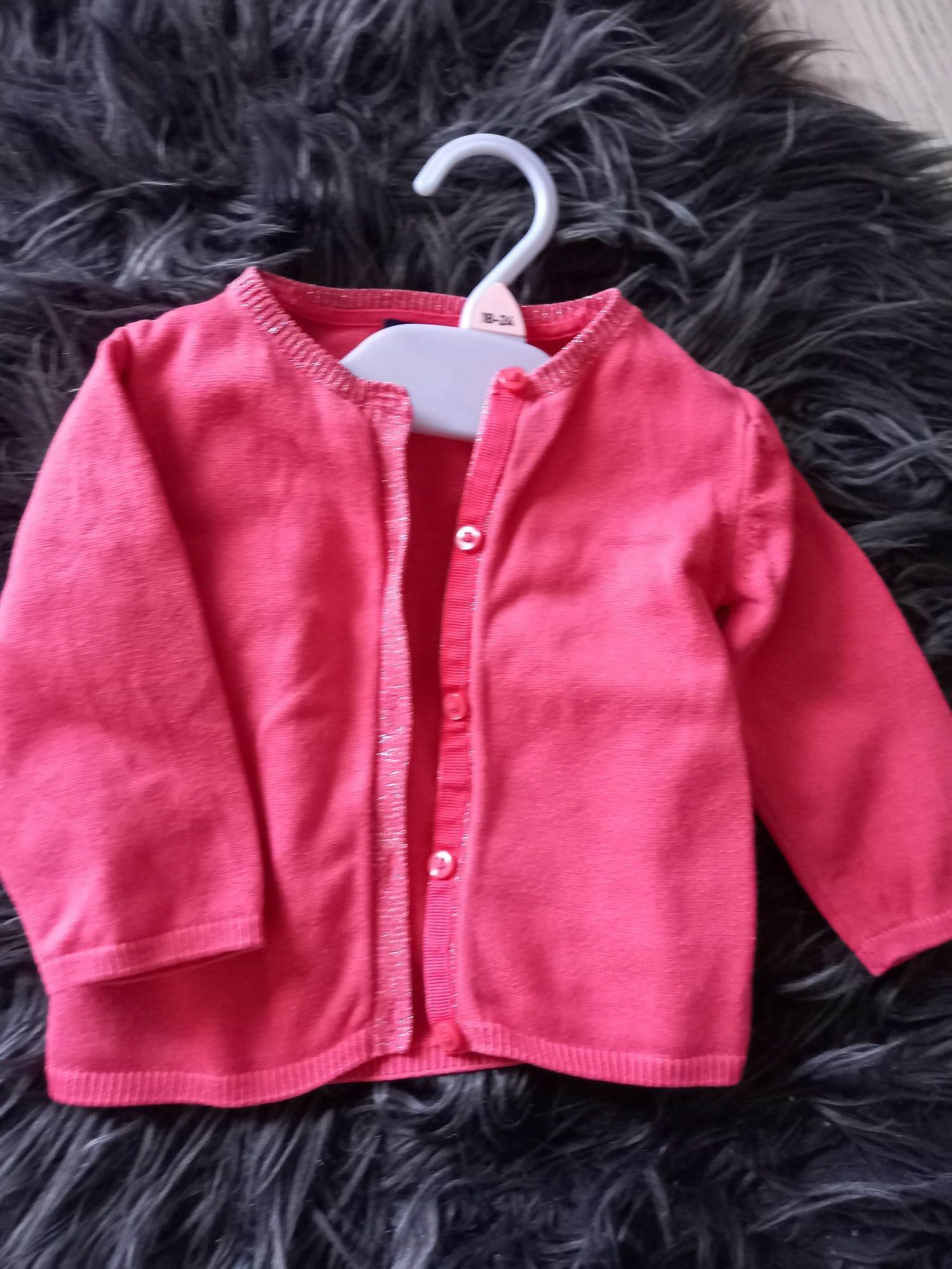 Sweter 80cm 12m. Na guziczki malinowy