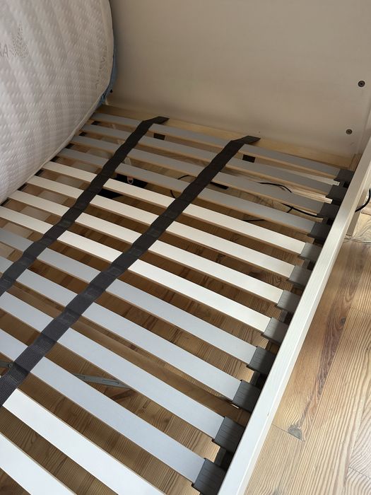 Białe łóżko IKEA