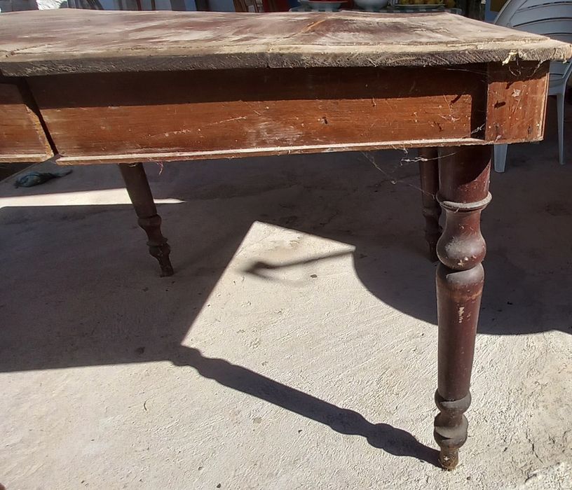 Mesa de jantar de madeira