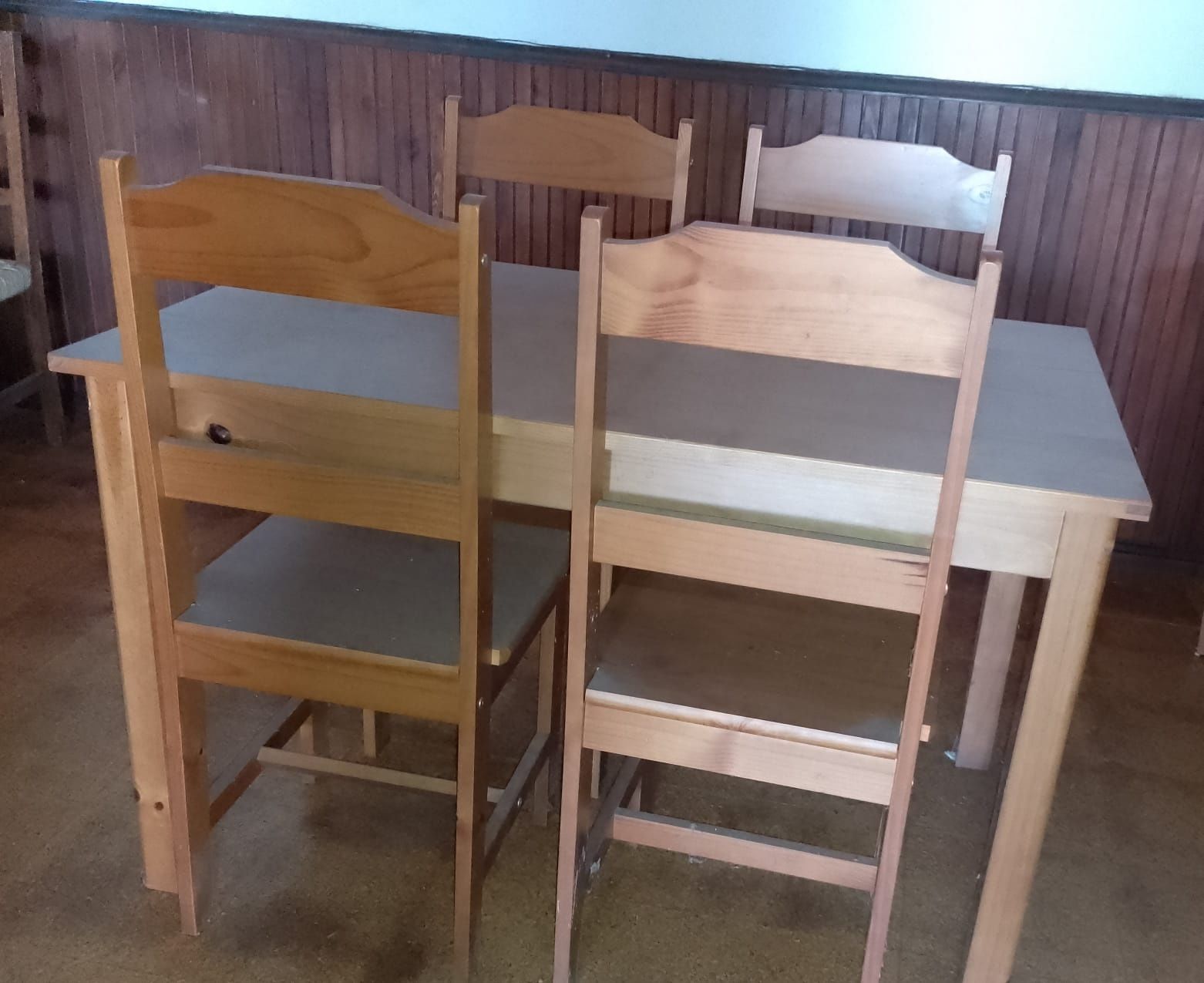 Mesa de madeira com 4 cadeiras