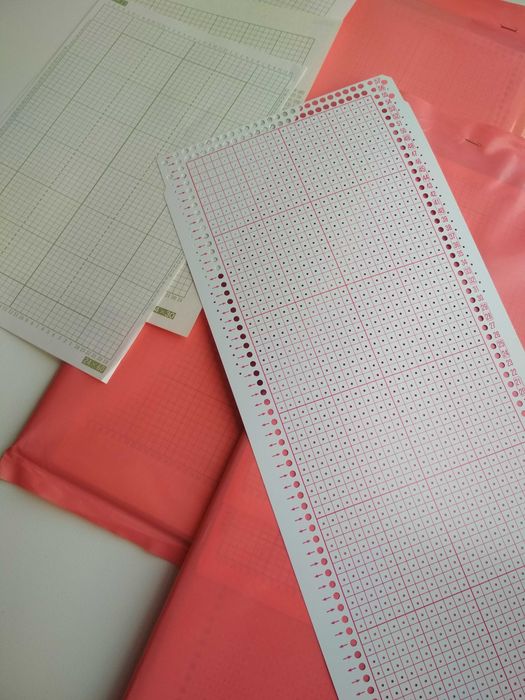 Набор  пластиковых перфокарт  для вязальных машин на 24 иглы. Япония.