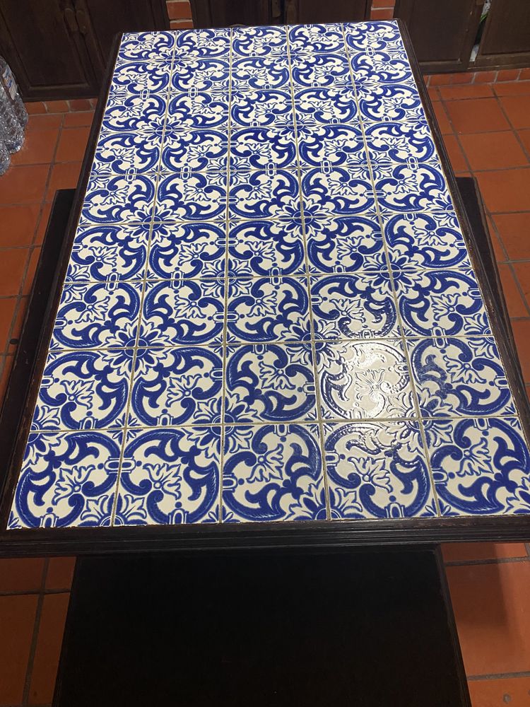 Mesa de madeira com azulejos pintados à mão