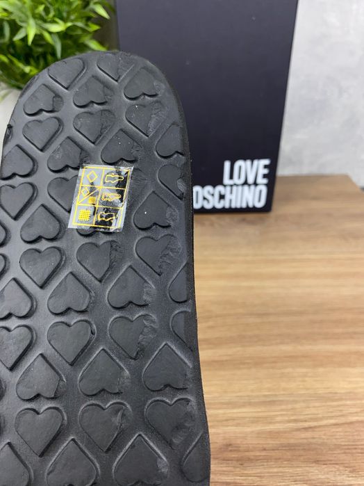 Damskie buty Love Moschino r. 35 – designerskie klapki z logo