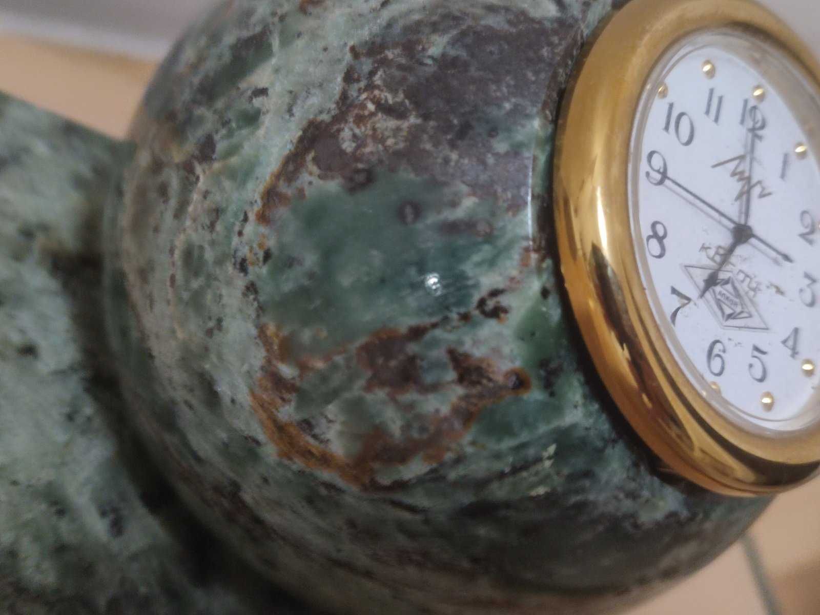 Подарочные настольные часы из натурального камня