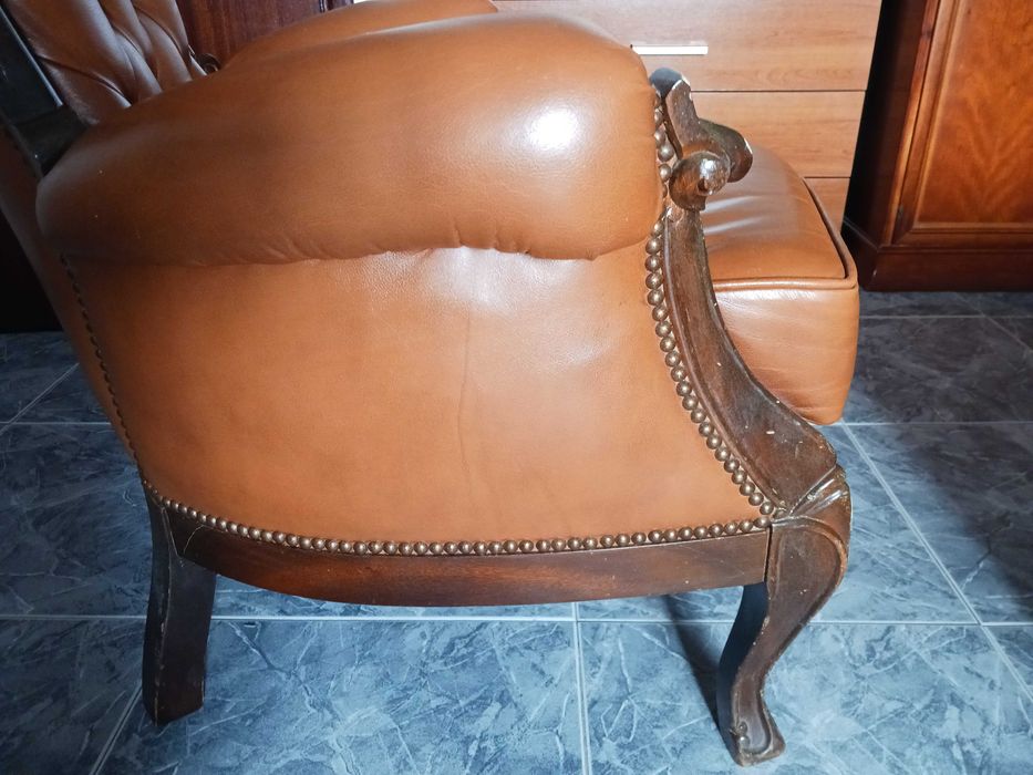 Cadeirão clássico em pele