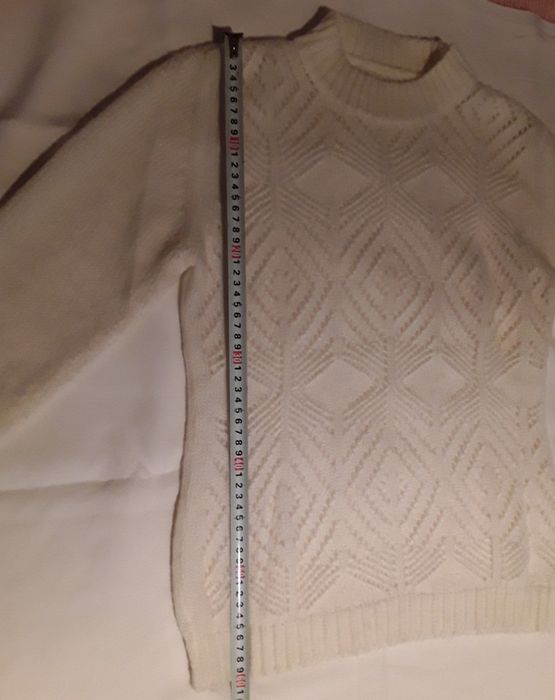 Camisola de malha tricô branca com manga comprida e decote redondo