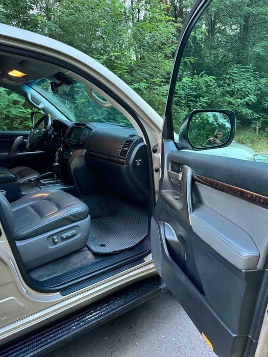 Toyota Land Cruiser 200