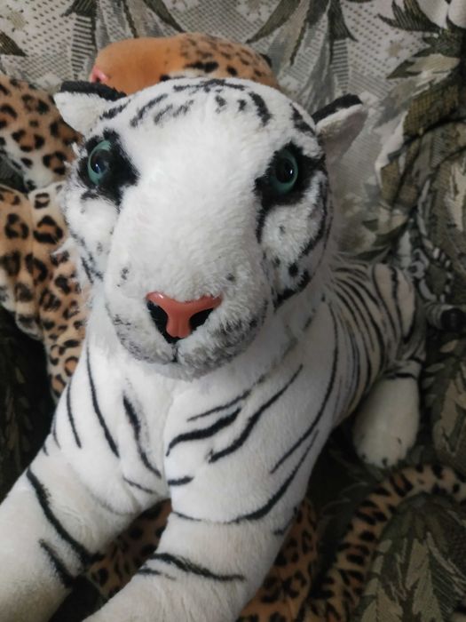 Леопард и бенгальский тигр - мягкие игрушки для декора или фотозоны