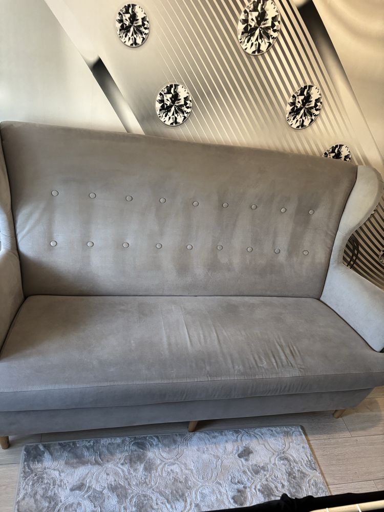 Sofa na nozkach nierozkladana