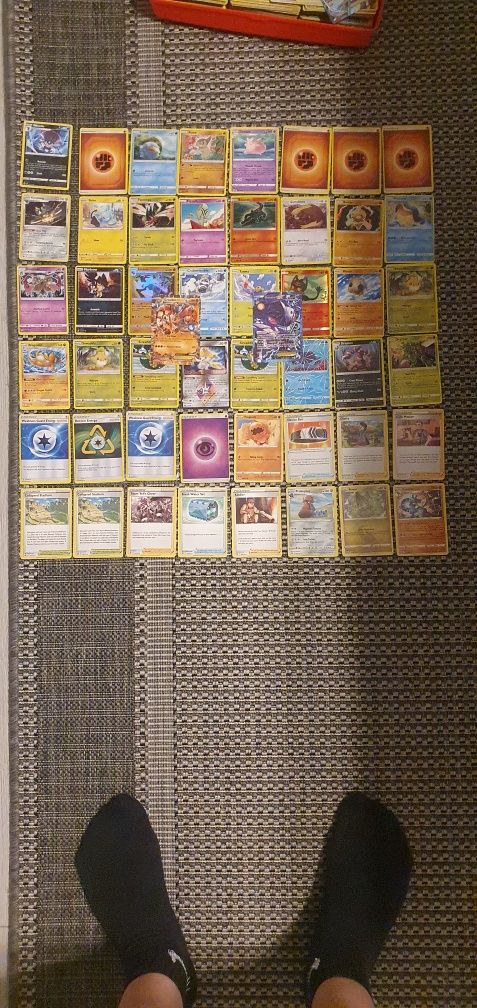 sprzedam karty pokemon kolekcjonerskie 50 sztuk