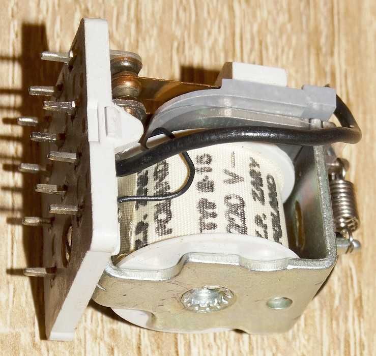 Przekaźnik R15 3PDT 10 A 250 VAC 1510\1315\1220 cewka 220 VDC; ZP ŻARY