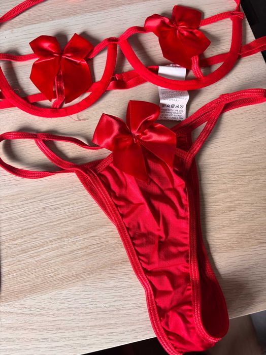 Conjunto de Lingerie Vermelha com Laços