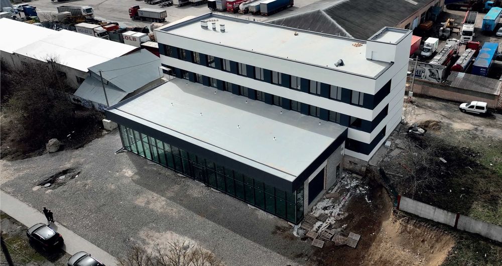 Торгово-офісна будівля 2000 м2 на фасаді траси, 5 км від Тернополя