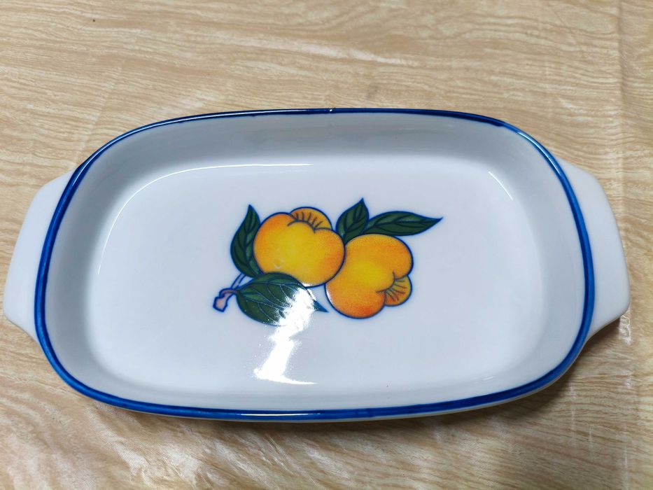 Travessa com pêssegos