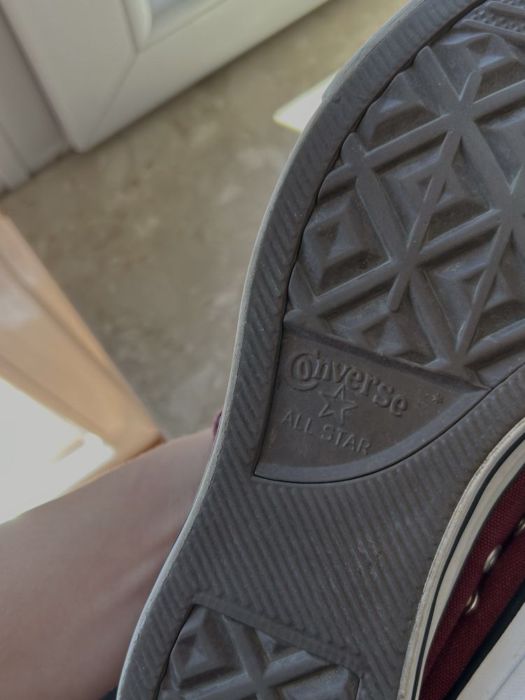 Bordowe buty Converse