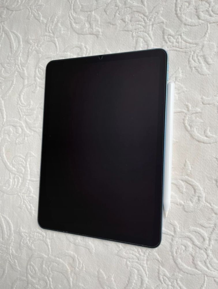 Apple Ipad Air 5th Gen 2022 10.9”, 64GB, Blue, with compatible pencil.
