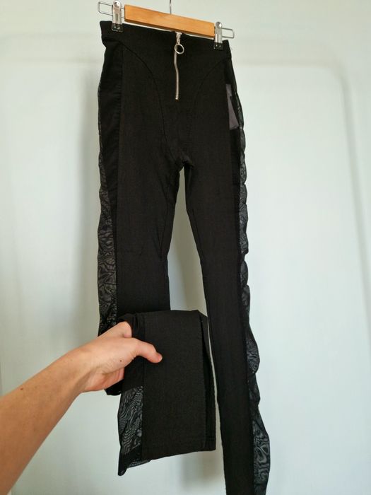 Czarne legginsy dopasowane spodnie siateczkowe dzwony Bershka