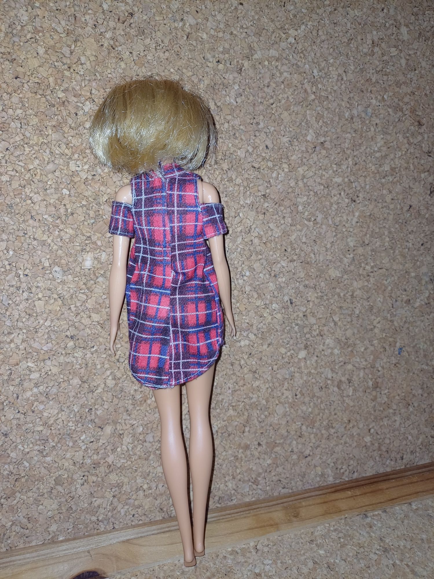 Barbie com vestido. 
Mattel.