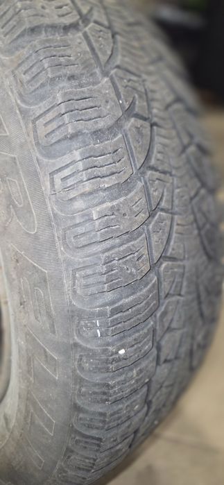 Opony zimowe Pirelli na felgach stalowych 185/70 R14 + kołpaki Hondy