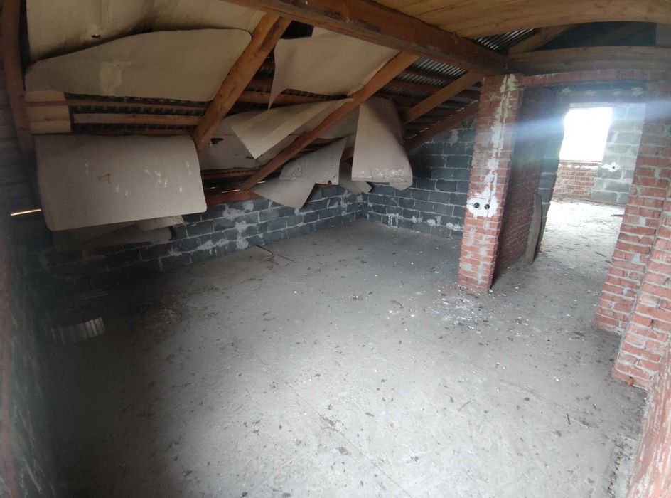 Продається незавершене будівництво  в с .Угільна 20сот.землі!