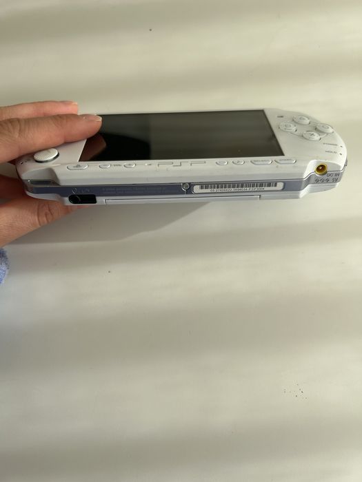 PSP branca brilhante com jogo
