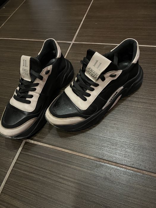 Кроссовки женские