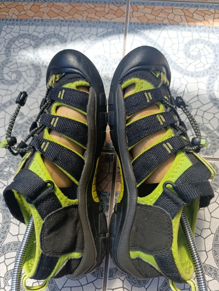 Keen 38.5р. чоловічі трекінгові босоніжки.