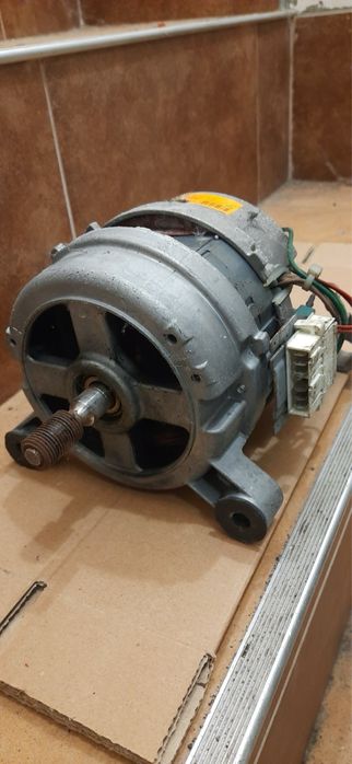 Двигатель для стиральной машины Ariston.
