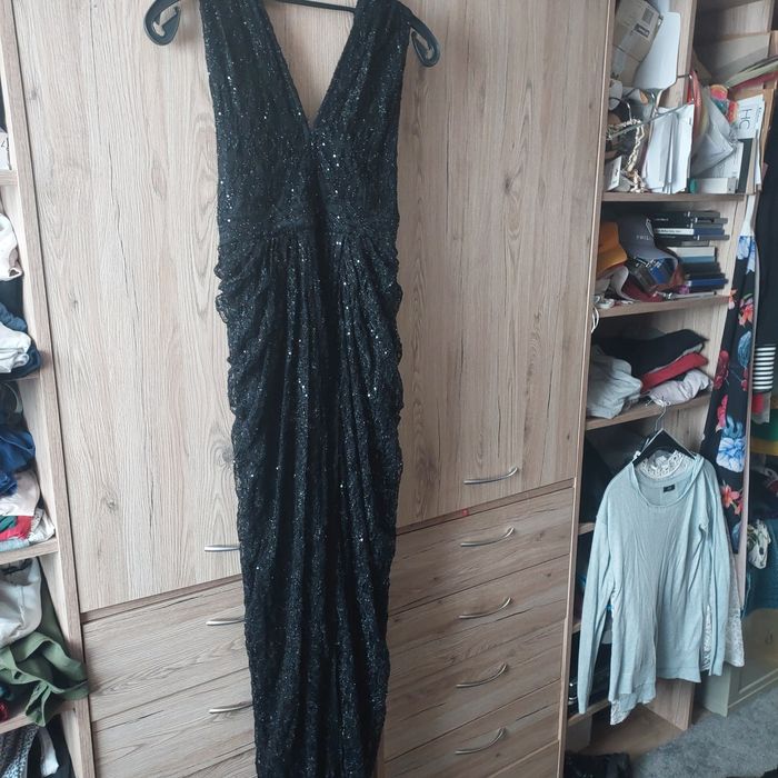 Czarna długa suknia s cekiny