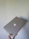 MacBook Air 13” Early 2015 – Intel i5 / 4GB RAM / SSD
