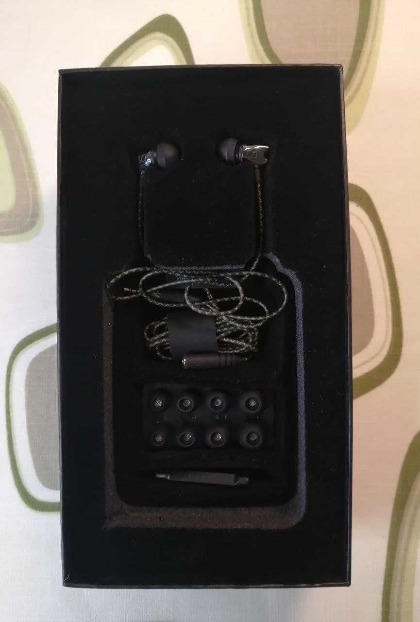 Навушники Sennheiser IE 800 преміум класу.