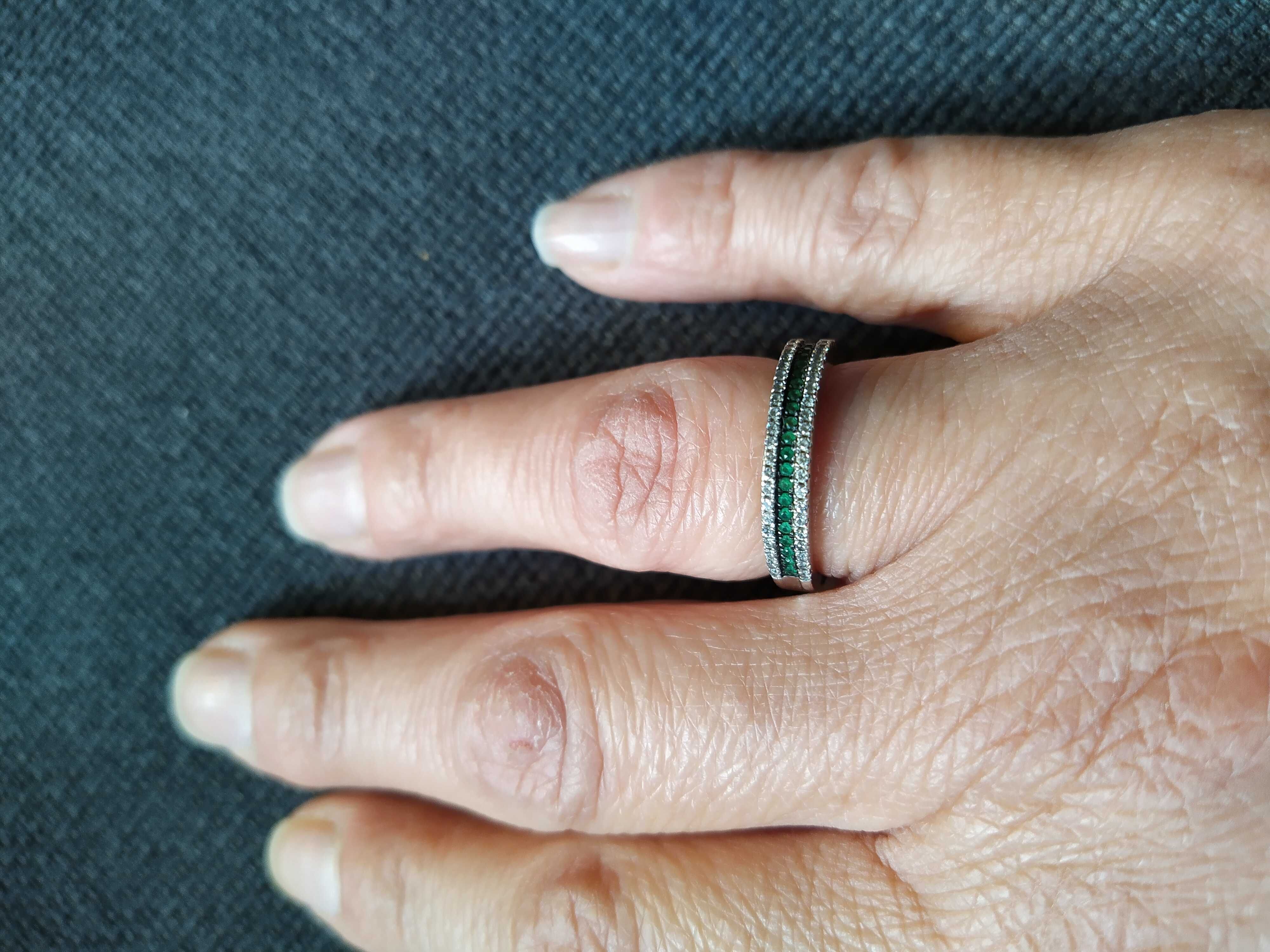 Srebrny pierścionek 925, zielone cyrkonie, rozmiar 14