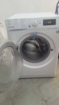 Máquina de lavar roupa, Indesit com 2 anos.