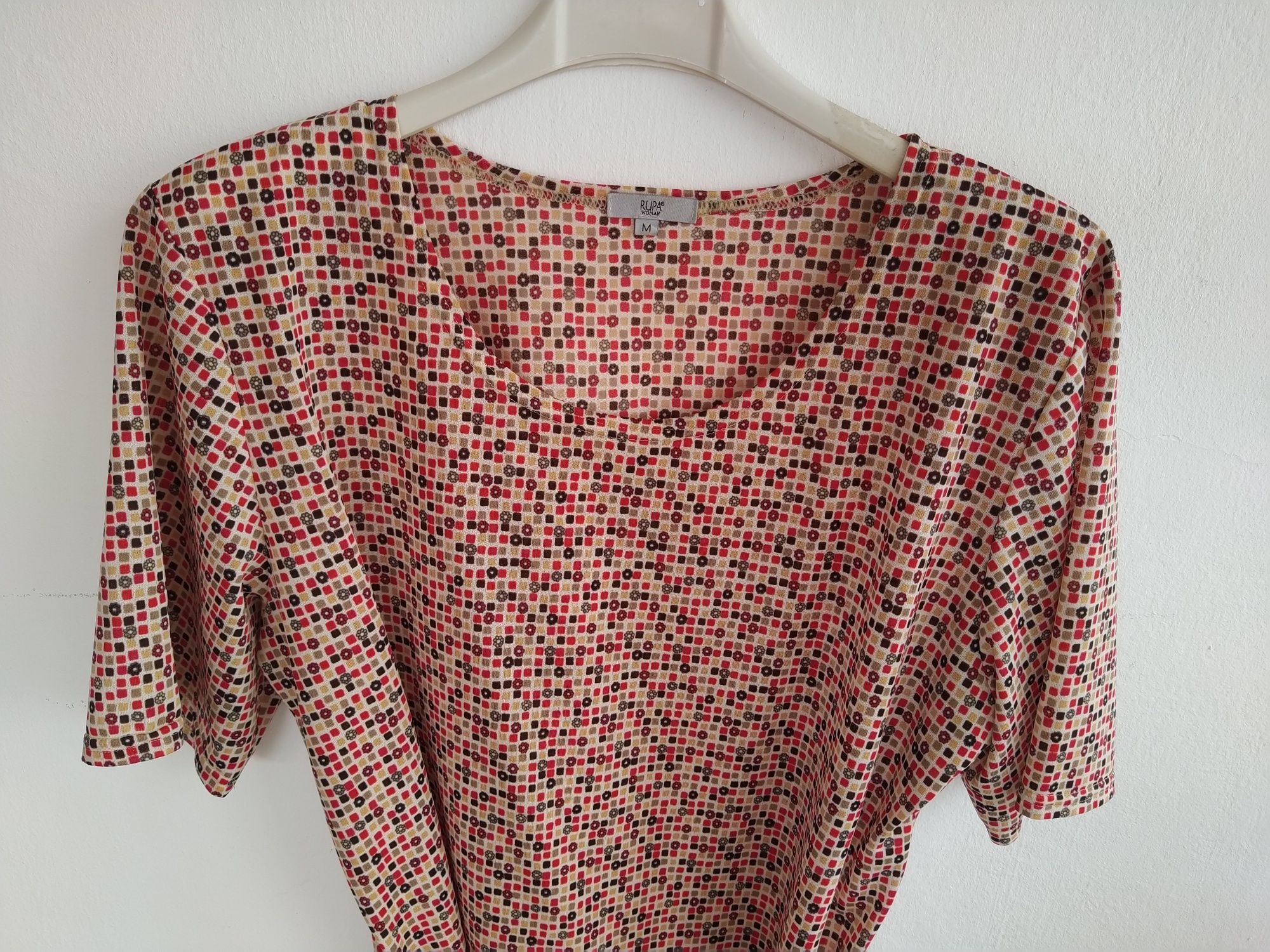 Blusa com padrão em tons vermelhos - Tamanho M