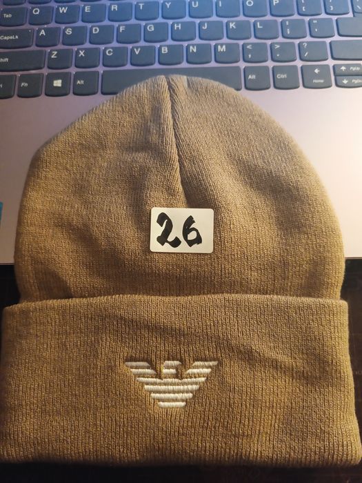26. Zimowa czapka unisex koloru Beżowego.
