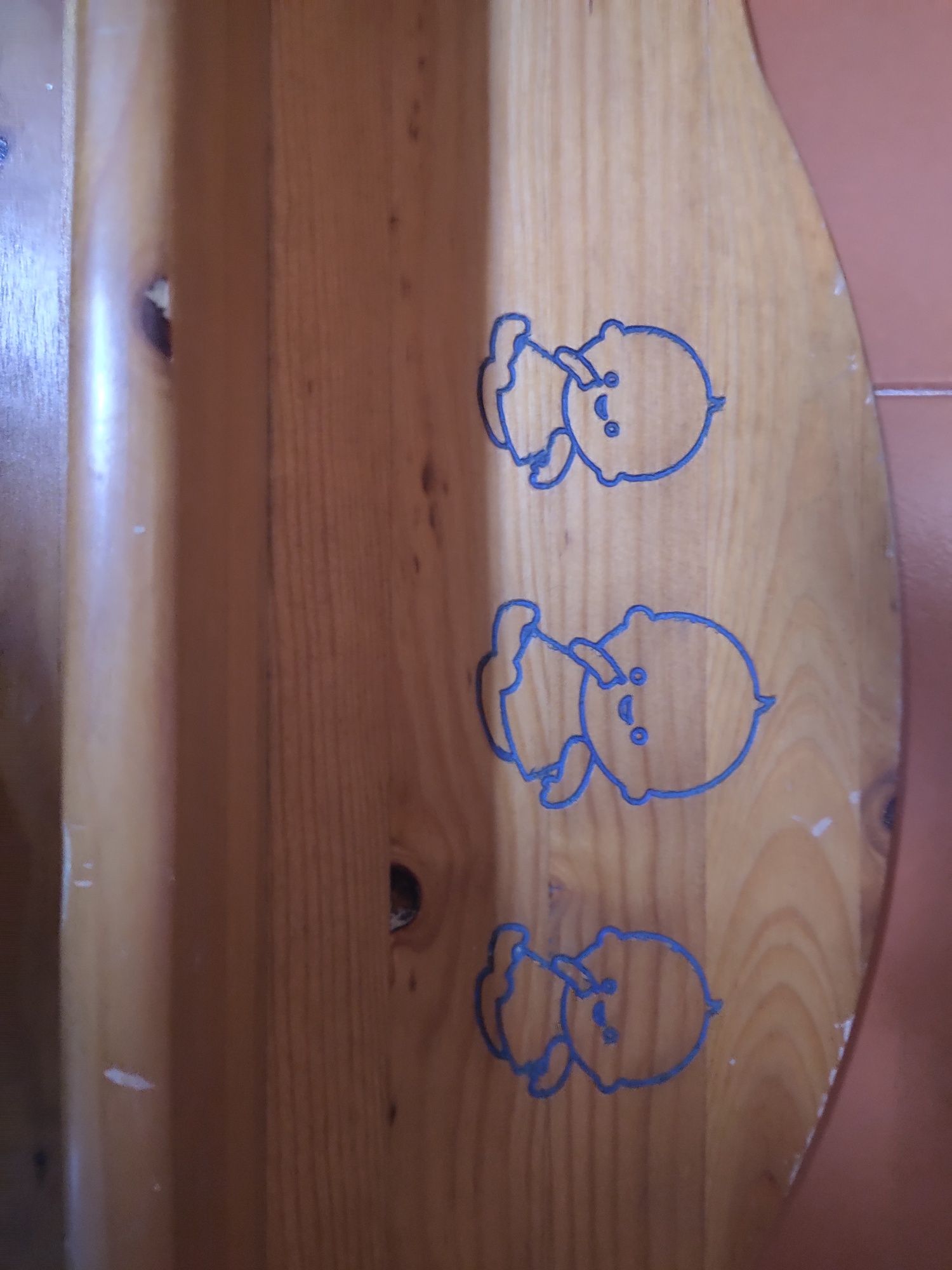 Prateleira com cabide em madeira maciça- quarto de criança