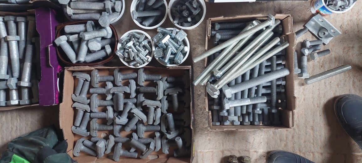 Śruby podkładki nakrętki m16 m20 m24 m27  8.8 twardość  ocynk ogniowy