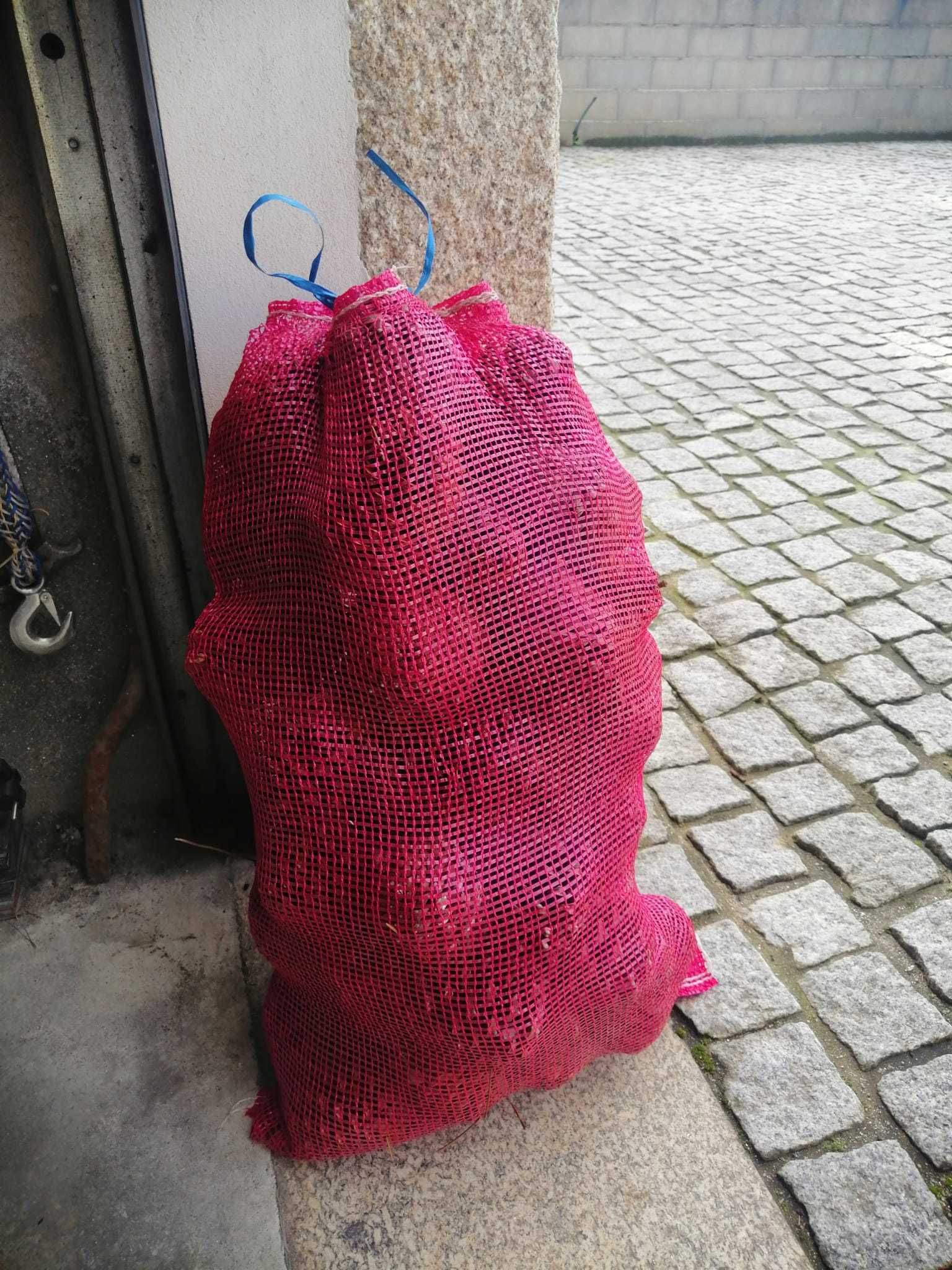 Sacos de pinhas valor acessível